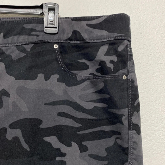 Levi's Plus Size Camo Pull-On Legging - Picture 4 of 8